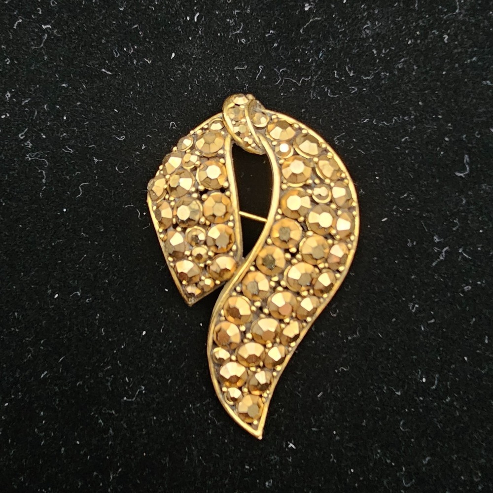 Vintage Weiss Hematite Rhinestone Ribbon Brooch Pin Bronze Tone - Picture 3 of 9